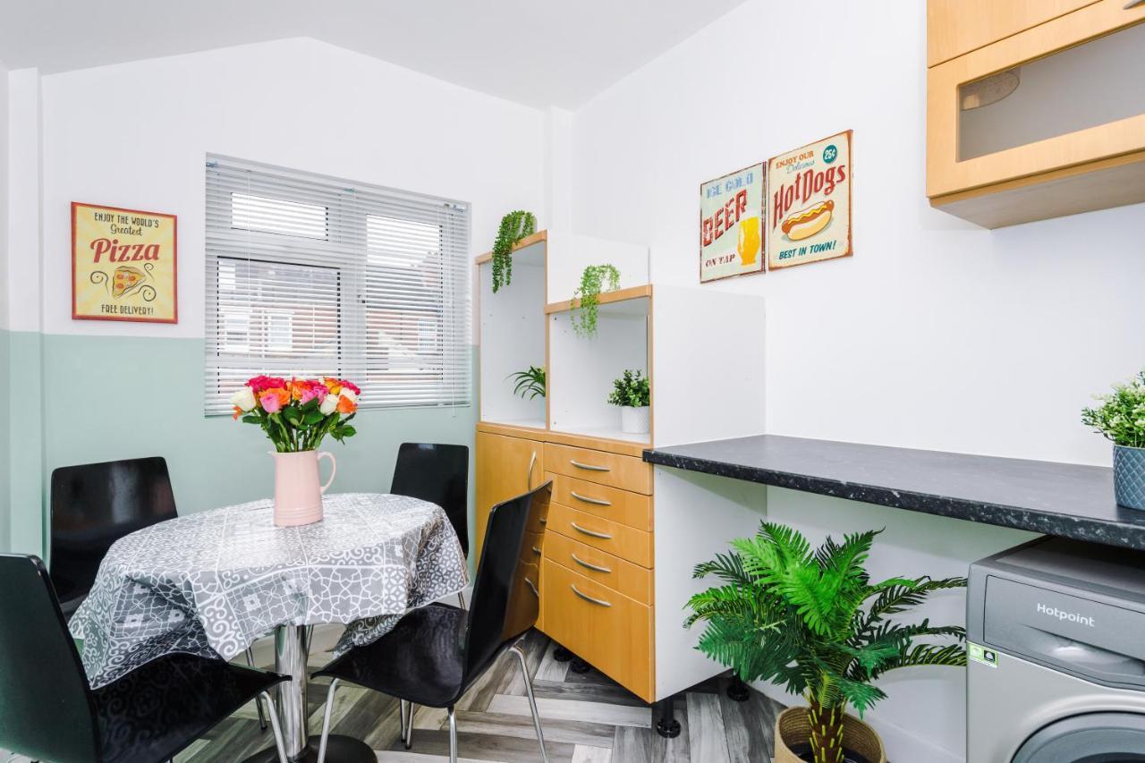 Harley House - Spacious Home With Free Netflix & Parking By Rocketbnb 코번트리 외부 사진